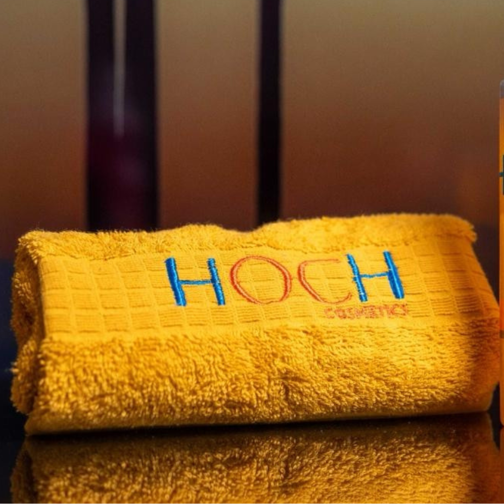 La Tovaglietta Elettrostatica HOCH prolunga l'efficacia dei trattamenti per capelli, favorendo la penetrazione dei principi attivi per una chioma più sana e forte. Inoltre, stimola la microcircolazione cutanea, offrendo benefici anche a chi pratica sport, migliorando il benessere muscolare e l'ossigenazione dei tessuti.
